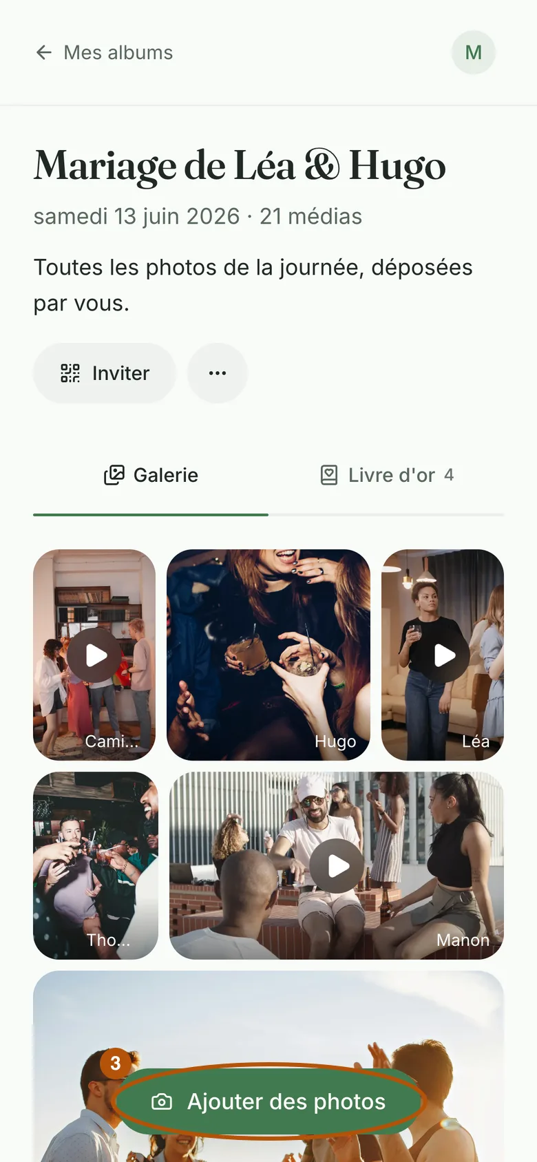 L'album ouvert sur un téléphone, avec le bouton vert « Ajouter des photos » entouré en bas de l'écran.