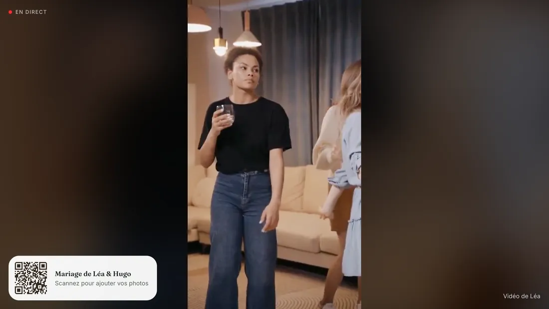 Le diaporama en direct sur un grand écran : une photo en plein cadre sur fond flouté, le badge « En direct », et un QR code en bas à gauche avec « Scannez pour ajouter vos photos ».