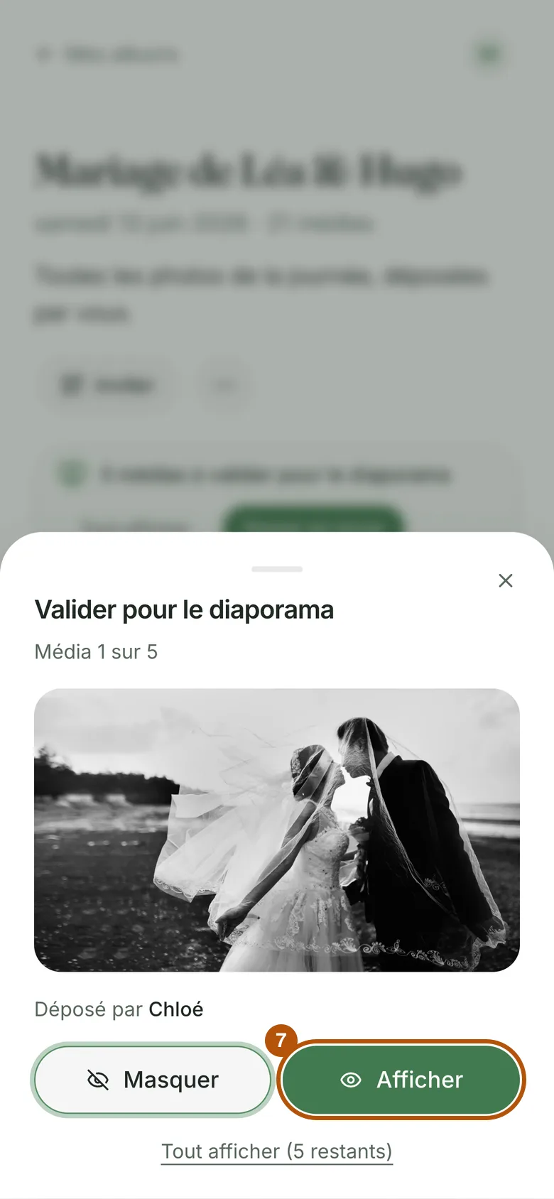 L'écran « Valider pour le diaporama » : une photo, le nom de qui l'a déposée, et les boutons Masquer et Afficher, ce dernier entouré.