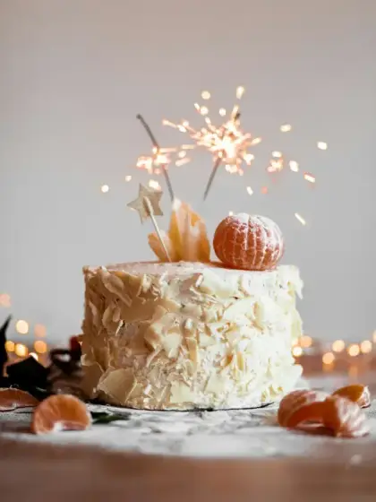 Una tarta de cumpleaños coronada por una bengala