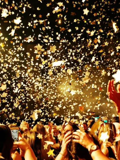 Una lluvia de confeti dorado sobre la fiesta
