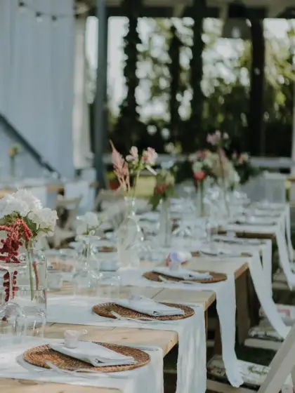 Una mesa de banquete puesta para la fiesta